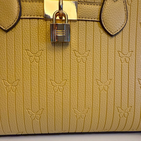 NWT Elegant Vegan Leather Yellow Handbag with removable strap - Picture 7 of 10